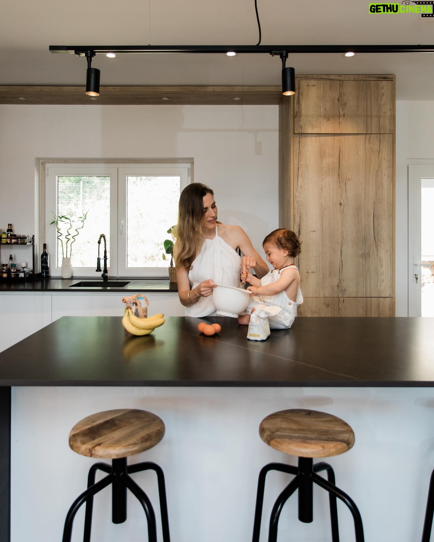 Mafalda Rodiles Instagram - Nota-se que gostamos muito de cozinhar? Na hora de escolher a nossa bancada não tive dúvidas que a melhor escolha seria @neolithofficial @neolith_granitrans porque é ecológica, ultra higiénica e de fácil limpeza, é resistente a manchas e a raios UV, está disponível em 75 cores diferentes e várias espessuras, é resistente ao calor e a arranhões (sim podemos pousar as panelas quentes na bancada) e o custo benefício é ótimo porque são bancadas que vão durar anos e anos sem dar dores de cabeça 😉 Eu escolhi a cor Calatorao e amo! É preta com veios e é ainda mais linda ao vivo! Podes colocar: fácil limpeza ultra higiénico resistente a raios UV Alguém por aí fã de bancadas? Que marca escolheram? @granitrans_portugal @neolith_granitrans @neolithofficial