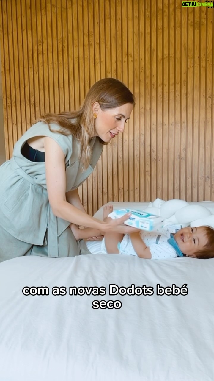 Mafalda Rodiles Instagram - Todas nós sabemos o terror que é uma fuga surpresa noturna, trocar roupa, lençóis da cama, o bebé desperta, quer brincar e lá se vai a noite! Mas eu tenho a solução para isso! Com as novas Dodot bebé Seco da @dodot_pt que têm uma barreira stop fugas traseiras isso nunca mais me aconteceu! Nem xixi, nem cocó!! Nada sai da fralda e isso é épico! Só vendo para crer mas acreditem são as melhores fraldas que já usei!! E com uma absorção incrível que aguenta 12 horinhas noturnas! Se estás cansada de no dia seguinte parecer um zombie, muda já para Dodot bebé seco!! #Fraldas #Bebés #FugaSurpresa #BebésDodot #Dodot