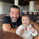 Mafalda Rodiles Instagram - O homem mais bonito que conheço faz anos. O homem mais bonito que conheço por dentro, por fora e em todos os sentidos. Tenho a sorte de ter esse homem ao meu lado. Tenho a sorte dele ser pai do António. Tenho a sorte de nos termos encontrado em 2021 depois de nos termos conhecido em 2006. Parabéns meu amor! Pelos 47 anos mas acima de tudo por seres um homem incrível, um pai incrível, um marido incrível, um filho maravilhoso, um profissional incansável, um companheiro de todas as horas e uma pessoa que todos os dias se aperfeiçoa e acredita nos seus sonhos. Acredito que és capaz de mudar o mundo! Não só com a tua palavra mas com a tua bondade. Acredito que és capaz daquilo que quiseres! Tenho aprendido tanto contigo 😍 Tem sido tão boa esta nossa viagem! Boa e intensa, como a vida deve ser! Obrigada pelo pai extraordinário que és para os nossos filhos ❤️ Nunca pensei que fosse possível ser tão feliz! @o_homem_da_terra
