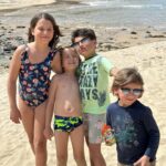 Mafalda Rodiles Instagram - Férias com sabor a Verão ☀️ Outro dia ouvi um comentário idiota de que quem tem muitos filhos não lhes consegue dar a atenção devida… Eu sempre admirei pessoas com muitos filhos, lembro-me de perguntar à @mikasps e à @zanaandfamily “Como é que tu consegues?” E de repente, como num passe de mágica, nós também temos 5 filhos! E agora também me fazem muito essa pergunta 😅 Mas acreditem quando se tem muitos filhos não dá para os pôr a ver tv o dia todo nem a jogar no telemóvel, simplesmente não dá, porque são muitos, porque são diferentes, porque é muita energia junta e porque precisam muito de nós. Os nossos filhos têm 1, 4, 6, 7 e 9 anos e os nossos dias parece que têm 36 horas. Entre refeições, histórias, atividades, escolas, idas à praia, jogos de futebol, bicicletas, cartas de Pokémon, trabalhos de casa e brincar com os cães sobram-nos poucos minutos de calmaria. Não tentem imaginar como é, eu também não conseguia… 😂 mas a verdade é que é bom demais!! E isto só é possível porque tenho o melhor maridão do mundo que é um pai maravilhoso e incrível!! ❤️❤️