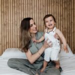 Mafalda Rodiles Instagram - As primeiras fotos do nosso quarto! Cama 2 metros x 2 metros e painel de madeira feito sob medida pela @cabeceiras.pt_store !! Decidi que a cama não teria uma cabeceira tradicional mas sim uma parede de madeira linda!! Gostam? Ficou linda linda!!! 💖 A @cabeceiras.pt_store torna sempre os meus sonhos em realidade! 📷 @annanunes.photography