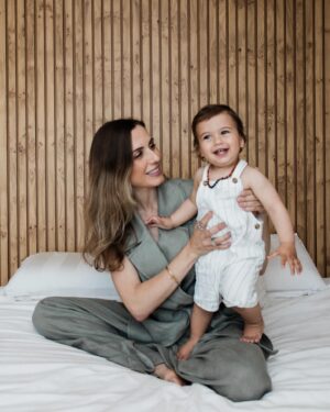 Mafalda Rodiles Instagram - As primeiras fotos do nosso quarto! 

Cama 2 metros x 2 metros e painel de madeira feito sob medida pela @cabeceiras.pt_store !! 
Decidi que a cama não teria uma cabeceira tradicional mas sim uma parede de madeira linda!! 
Gostam? 
Ficou linda linda!!! 💖 
A @cabeceiras.pt_store torna sempre os meus sonhos em realidade!

📷 @annanunes.photography