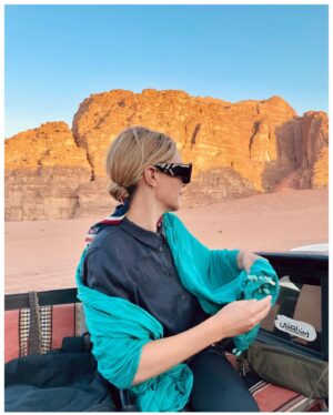 Magalie Lépine-Blondeau Instagram - La Jordanie. De la mer rouge au point le plus bas sur terre, sa mer morte et sa vue sur Israël et la Palestine, une nuit sur la lune, des centaines de km dans le désert, des canyons et des grottes, une des merveilles du monde, et assez de temps à Amman pour qu’elle révèle ses trésors cachés au-delà de ses ruines romaines. Partout des gens sympas, des invitations à boire le thé et de la limonade à la menthe à volonté. Quelle belle et grande affaire.