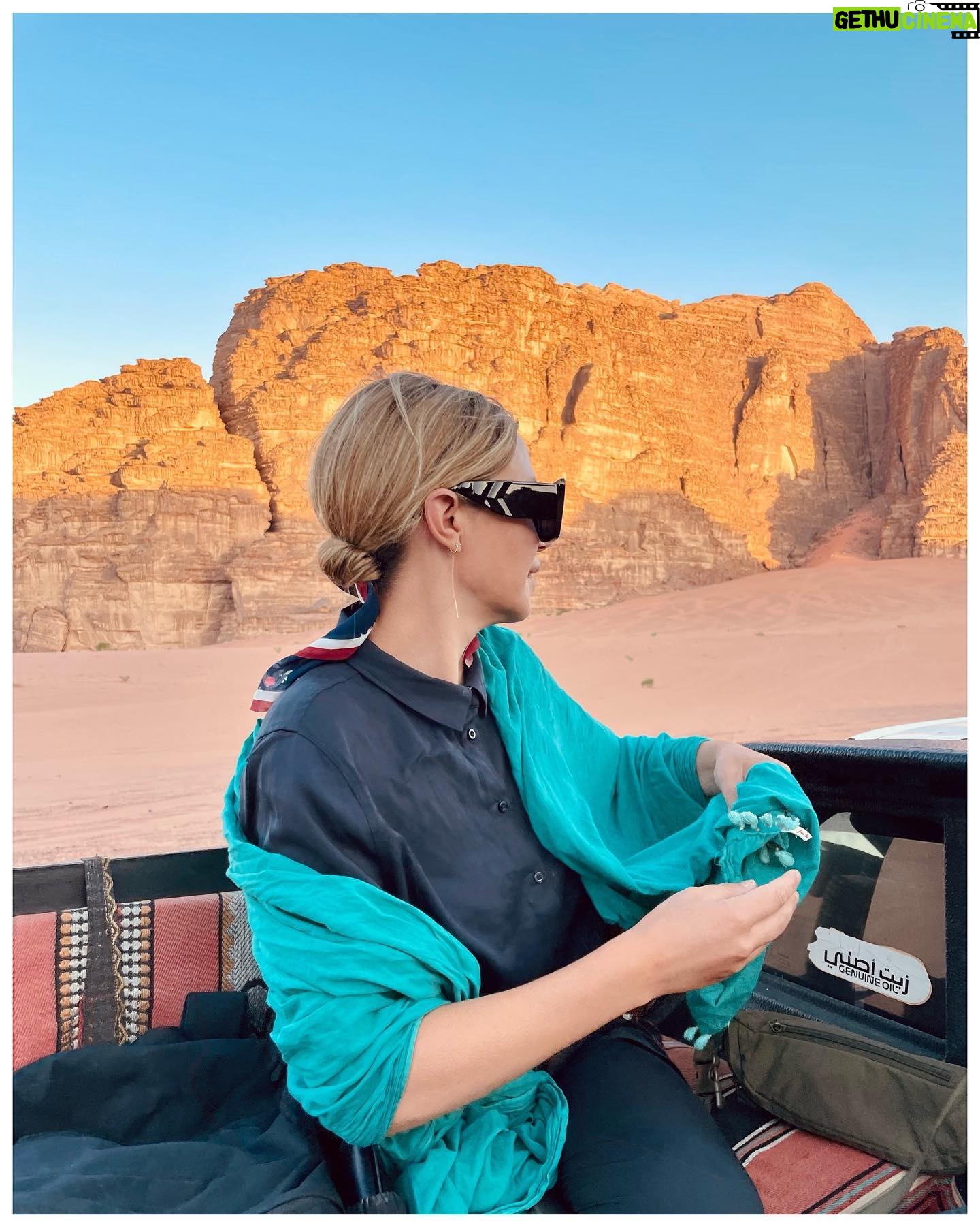 Magalie Lépine-Blondeau - 7.5K Likes - La Jordanie. De la mer rouge au point le plus bas sur terre, sa mer morte et sa vue sur Israël et la Palestine, une nuit sur la lune, des centaines de km dans le désert, des canyons et des grottes, une des merveilles du monde, et assez de temps à Amman pour qu’elle révèle ses trésors cachés au-delà de ses ruines romaines. Partout des gens sympas, des invitations à boire le thé et de la limonade à la menthe à volonté. Quelle belle et grande affaire.