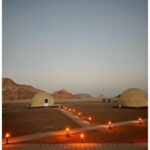 Magalie Lépine-Blondeau Instagram - La Jordanie. De la mer rouge au point le plus bas sur terre, sa mer morte et sa vue sur Israël et la Palestine, une nuit sur la lune, des centaines de km dans le désert, des canyons et des grottes, une des merveilles du monde, et assez de temps à Amman pour qu’elle révèle ses trésors cachés au-delà de ses ruines romaines. Partout des gens sympas, des invitations à boire le thé et de la limonade à la menthe à volonté. Quelle belle et grande affaire.