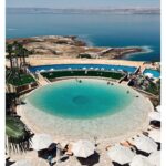 Magalie Lépine-Blondeau Instagram - La Jordanie. De la mer rouge au point le plus bas sur terre, sa mer morte et sa vue sur Israël et la Palestine, une nuit sur la lune, des centaines de km dans le désert, des canyons et des grottes, une des merveilles du monde, et assez de temps à Amman pour qu’elle révèle ses trésors cachés au-delà de ses ruines romaines. Partout des gens sympas, des invitations à boire le thé et de la limonade à la menthe à volonté. Quelle belle et grande affaire.