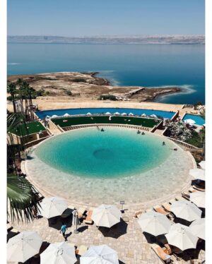 Magalie Lépine-Blondeau Instagram - La Jordanie. De la mer rouge au point le plus bas sur terre, sa mer morte et sa vue sur Israël et la Palestine, une nuit sur la lune, des centaines de km dans le désert, des canyons et des grottes, une des merveilles du monde, et assez de temps à Amman pour qu’elle révèle ses trésors cachés au-delà de ses ruines romaines. Partout des gens sympas, des invitations à boire le thé et de la limonade à la menthe à volonté. Quelle belle et grande affaire.
