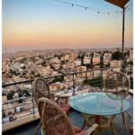Magalie Lépine-Blondeau Instagram - La Jordanie. De la mer rouge au point le plus bas sur terre, sa mer morte et sa vue sur Israël et la Palestine, une nuit sur la lune, des centaines de km dans le désert, des canyons et des grottes, une des merveilles du monde, et assez de temps à Amman pour qu’elle révèle ses trésors cachés au-delà de ses ruines romaines. Partout des gens sympas, des invitations à boire le thé et de la limonade à la menthe à volonté. Quelle belle et grande affaire.