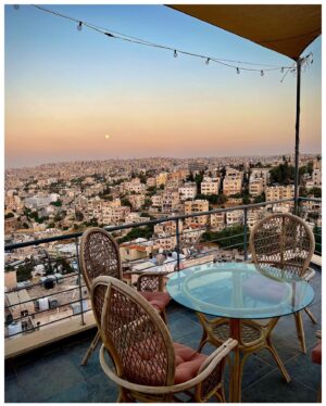 Magalie Lépine-Blondeau Instagram - La Jordanie. De la mer rouge au point le plus bas sur terre, sa mer morte et sa vue sur Israël et la Palestine, une nuit sur la lune, des centaines de km dans le désert, des canyons et des grottes, une des merveilles du monde, et assez de temps à Amman pour qu’elle révèle ses trésors cachés au-delà de ses ruines romaines. Partout des gens sympas, des invitations à boire le thé et de la limonade à la menthe à volonté. Quelle belle et grande affaire.