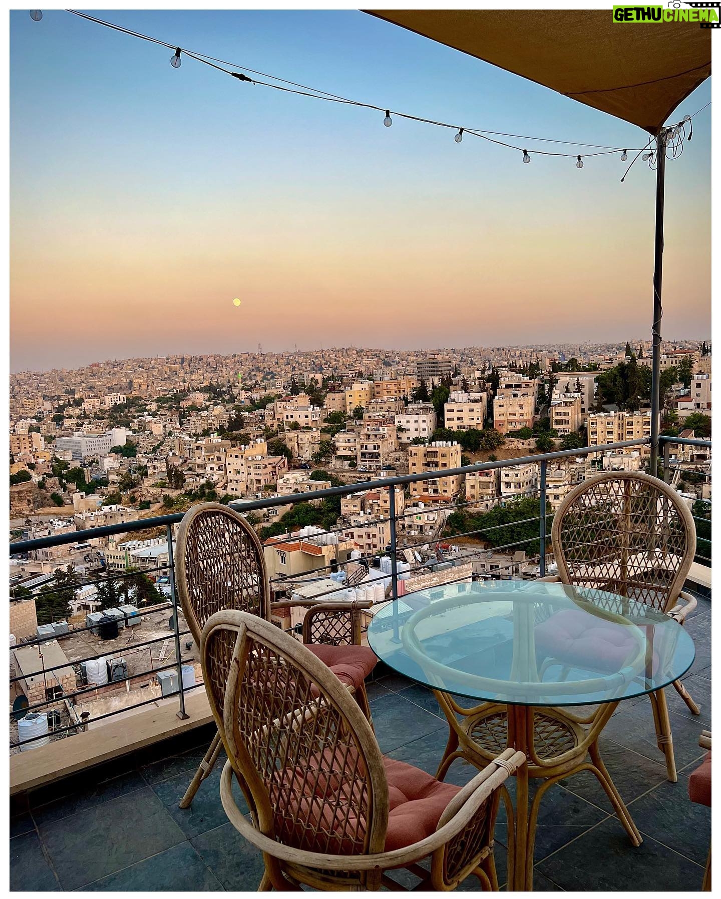 Magalie Lépine-Blondeau - 7.5K Likes - La Jordanie. De la mer rouge au point le plus bas sur terre, sa mer morte et sa vue sur Israël et la Palestine, une nuit sur la lune, des centaines de km dans le désert, des canyons et des grottes, une des merveilles du monde, et assez de temps à Amman pour qu’elle révèle ses trésors cachés au-delà de ses ruines romaines. Partout des gens sympas, des invitations à boire le thé et de la limonade à la menthe à volonté. Quelle belle et grande affaire.