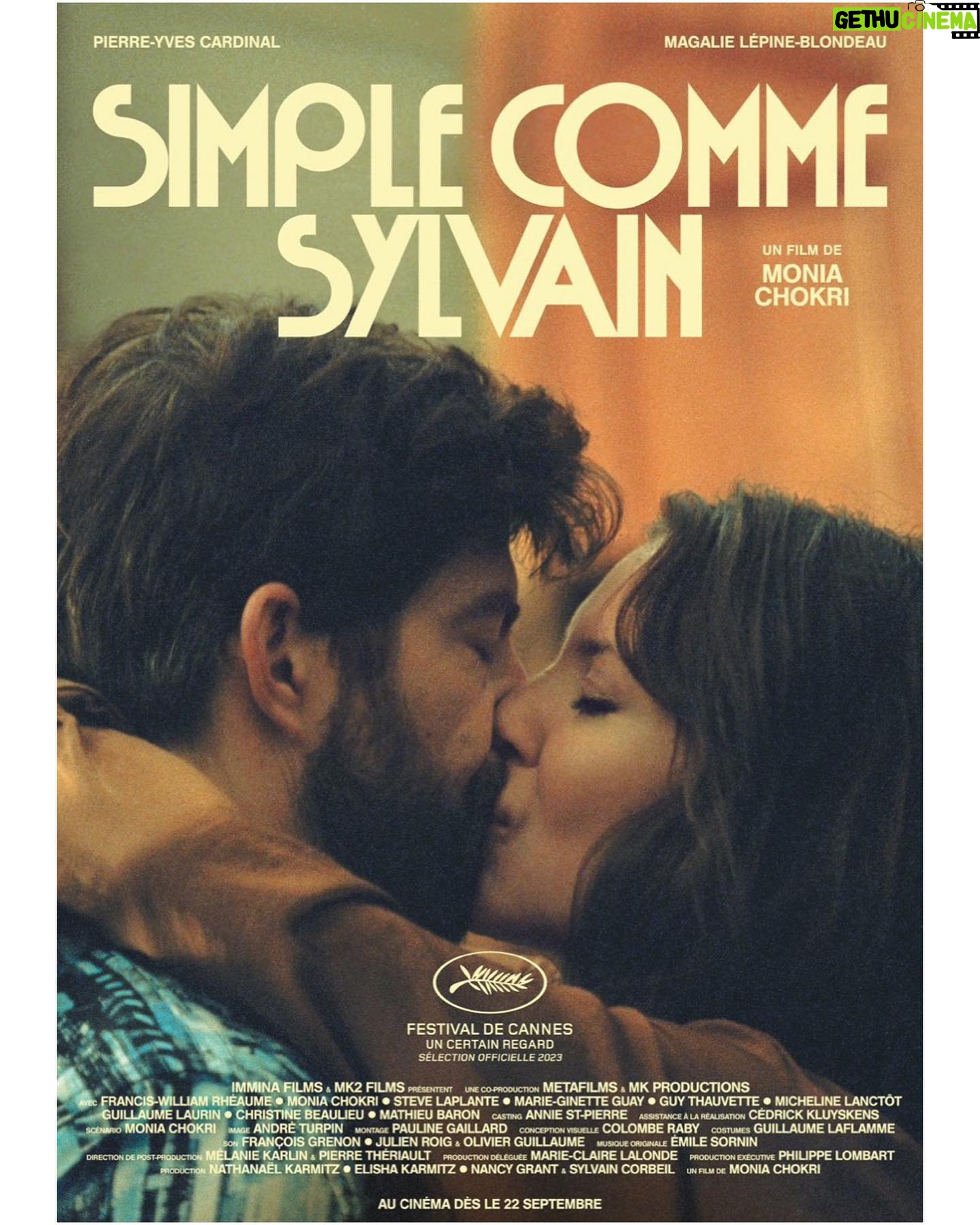 Magalie Lépine-Blondeau Instagram - Nous présentons ce soir devant nos familles, nos amis, nos camarades, Simple comme Sylvain, à Montréal. Il a fallu beaucoup d’amour pour raconter cet amour. Beaucoup de rires, de dévouement, de talent, de manque de sommeil, d’abandon et de camaraderie. @nancygrantbonjour Tout de ton accompagnement transpire la passion que tu as pour le geste artistique et pour ceux qui le portent. Ta générosité, ta franchise, ton flair, ta grâce, ton intelligence, permettent l’éclosion des autres. Tu es un phare et un socle pour ceux qui doutent, une ambassadrice du grandiose. Je t’aime (et merci pour les slims). @andreturpin Tu es un maître qui s’ignore. Travailler devant ta caméra est un rêve renouvelé. Avoir tant de métier et conserver sa fraîcheur, son enthousiasme et sa candeur est une exception trop rare. Merci de t’être entouré des meilleurs. Tu ES la bibliothèque. @_feu___ Toi là. Tu m’as aimée et protégée dans tous mes complexes et mes fragilités. Merci pour les rires, toutes les nuances de brun et l’absurdité des cabines d’essayage. Merci à ton équipe d’anges gardiens. @moniachokri Je t’ai déjà tout dit. Mais j’en pense encore plus. @pierreyvescardinal Tu fais honneur à tous les Sylvain de la Terre. Je ne pouvais rêver d’un meilleur partenaire. Merci pour tes bras enveloppants dans lesquelles j’étais en sécurité, pour ton cœur encore plus large que tes épaules entraînées. Ça ne pouvait qu’être toi. Marie-Ginette, @christinebeaulieu22 Linda, Micheline. Vous êtes des reines. Merci pour ces portraits de femmes, de mères. J’apprends de vous. @francis.william merci pour ton Xavier complexe, touchant et nuancé. @yeaume peut-on tourner ensemble souvent svp. À tous les départements; nous avons raconté cette histoire ensemble. Nous sommes si peu de chose les uns sans les autres. Merci pour ce tournage de rêve. Bravo. Bonne première. Simple comme Sylvain prend l’affiche le 22 septembre partout au Québec.