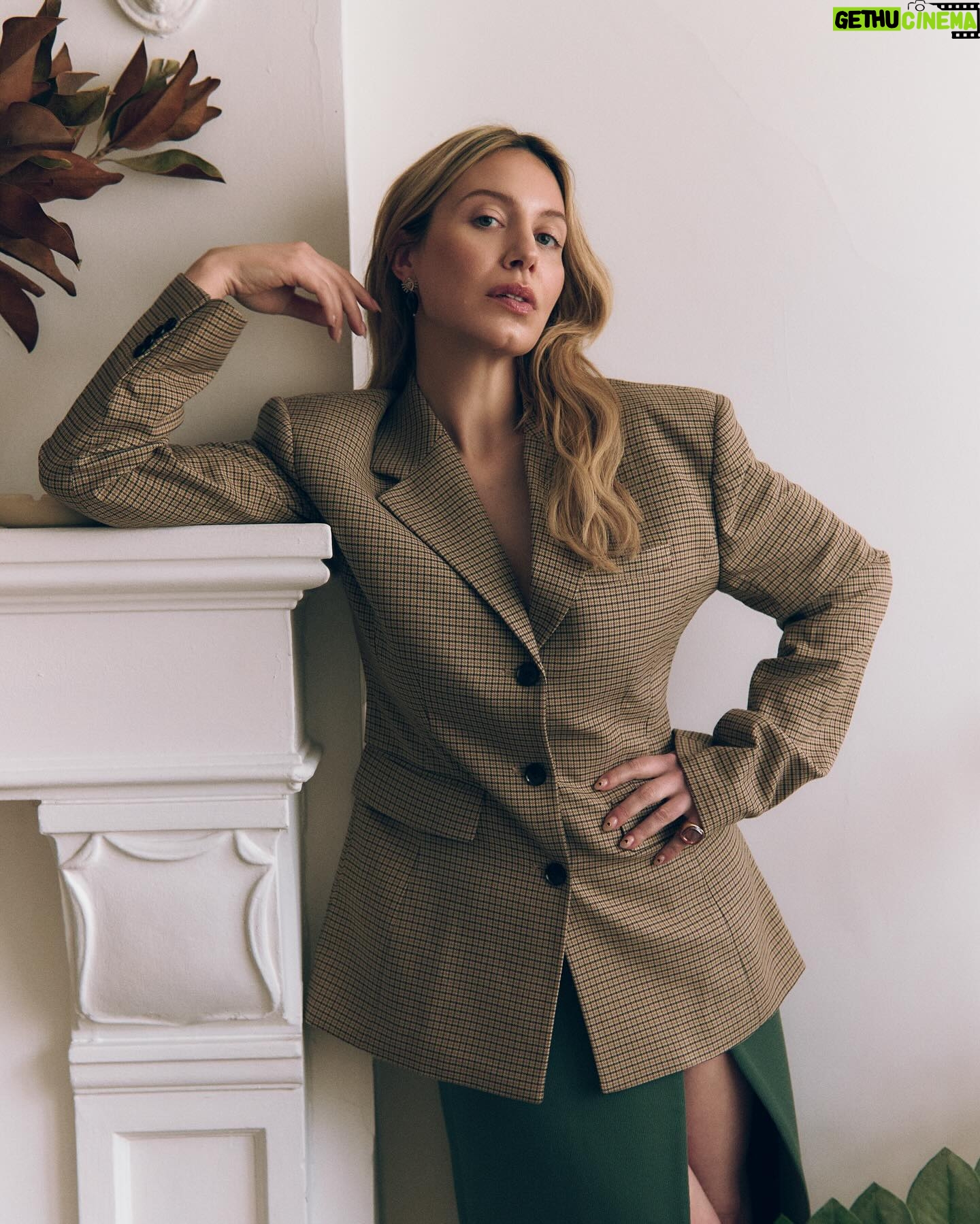 Magalie Lépine-Blondeau Instagram - La belle équipe Grâce à @boucherguillaume Pour @flanellemagazine Stylisme @lathe Mua @mayillah_ Assist @mathilde_gardonio Prod @katecanapi Merci @itsholyboy pour l’accueil