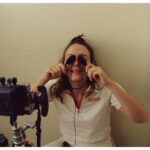 Magalie Lépine-Blondeau Instagram - Faire un film est un privilège. Le faire avec sa Grande amie est une grâce. Le présenter au festival de Cannes dans la joie, la tendresse, le plaisir avec lesquels nous l’avons tourné; un bonheur inespéré. Monia, Au delà de l’amitié indéfectible qui nous lie, je te remercie pour la confiance que tu as accordée à l’actrice que je suis, et ce, à chaque étape de ta création. Merci d’avoir voulu raconter l’amour, en chercher le sens et la définition; d’avoir écrit le désir, son effritement, l’intimité, l’appétence d’une femme de 40 ans, puis de les avoir filmés avec un œil auquel je n’avais pas à plaire puisqu’il m’aimait. Merci de l’avoir fait avec la rigueur et la vigilance de celle qui cherche à déconstruire ce que le cinéma nous a maintes fois éduqué.e.s à gober comme des acquis, à se départir des injonctions obsoletes auxquelles nous sommes encore et toujours désespérément soumises, avec une posture résolument féministe quoique jamais pamphlétaire, consciente de la responsabilité qui vient avec les prérogatives et le pouvoir de l’artiste. Si j’admire depuis toujours ta verve, ton talent, ton aplomb, j’ai contemplé aux premières loges la joie, la bienveillance et la générosité avec lesquelles tu as fédéré toute une (fabuleuse) équipe autour de tes ambitions. Merci pour le plus beau tournage de ma vie. Merci pour sa suite qui commence aujourd’hui, dans la salle Debussy. On s’y tiendra la main, comme nous le faisons depuis 16 ans maintenant. J’ai su tout de suite que notre rencontre changeait ma vie, mais je n’aurais jamais cru qu’elle nous mènerait ici, ensemble toujours, avec ce film à la fois beau, complexe et simple, comme Sylvain. Je t’aime Photos @fredgervaisd