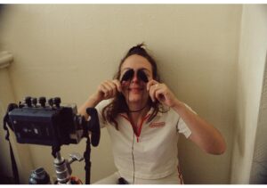 Magalie Lépine-Blondeau Instagram - Faire un film est un privilège.
Le faire avec sa Grande amie est une grâce. 
Le présenter au festival de Cannes dans la joie, la tendresse, le plaisir avec lesquels nous l’avons tourné; un bonheur inespéré.
Monia,
Au delà de l’amitié indéfectible qui nous lie, je te remercie pour la confiance que tu as accordée à l’actrice que je suis, et ce, à chaque étape de ta création. Merci d’avoir voulu raconter l’amour, en chercher le sens et la définition; d’avoir écrit le désir, son effritement, l’intimité, l’appétence d’une femme de 40 ans, puis de les avoir filmés avec un œil auquel je n’avais pas à plaire puisqu’il m’aimait. Merci de l’avoir fait avec la rigueur et la vigilance de celle qui cherche à déconstruire ce que le cinéma nous a maintes fois éduqué.e.s à gober comme des acquis, à se départir des injonctions obsoletes auxquelles nous sommes encore et toujours désespérément soumises, avec une posture résolument féministe quoique jamais pamphlétaire, consciente de la responsabilité qui vient avec les prérogatives et le pouvoir de l’artiste. Si j’admire depuis toujours ta verve, ton talent, ton aplomb, j’ai contemplé aux premières loges la joie, la bienveillance et la générosité avec lesquelles tu as fédéré toute une (fabuleuse) équipe autour de tes ambitions. Merci pour le plus beau tournage de ma vie. Merci pour sa suite qui commence aujourd’hui, dans la salle Debussy. On s’y tiendra la main, comme nous le faisons depuis 16 ans maintenant.
J’ai su tout de suite que notre rencontre changeait ma vie, mais je n’aurais jamais cru qu’elle nous mènerait ici, ensemble toujours, avec ce film à la fois beau, complexe et simple, comme Sylvain. Je t’aime 

Photos @fredgervaisd