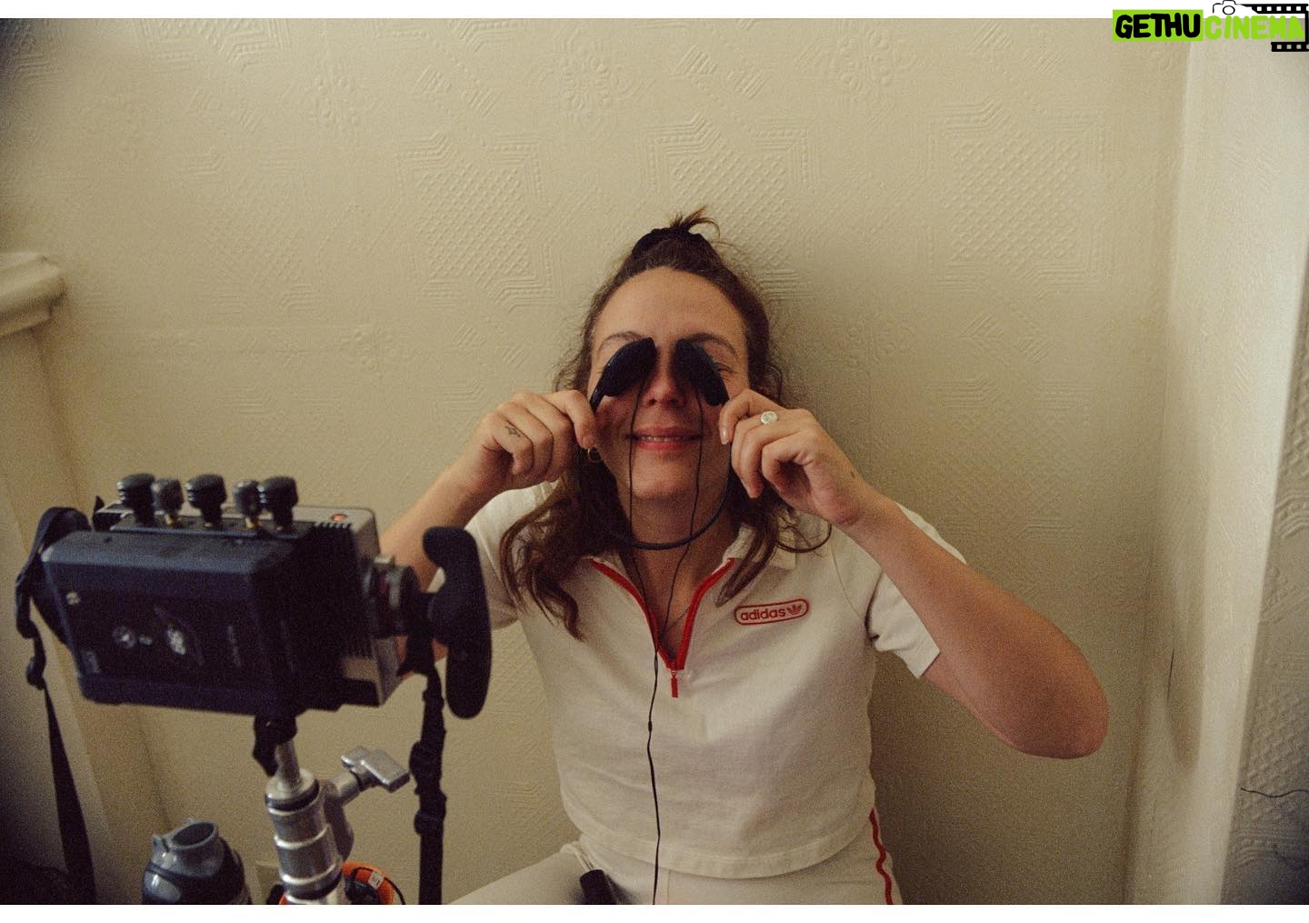 Magalie Lépine-Blondeau - 5.1K Likes - Faire un film est un privilège.
Le faire avec sa Grande amie est une grâce.
Le présenter au festival de Cannes dans la joie, la tendresse, le plaisir avec lesquels nous l’avons tourné; un bonheur inespéré.
Monia,
Au delà de l’amitié indéfectible qui nous lie, je te remercie pour la confiance que tu as accordée à l’actrice que je suis, et ce, à chaque étape de ta création. Merci d’avoir voulu raconter l’amour, en chercher le sens et la définition; d’avoir écrit le désir, son effritement, l’intimité, l’appétence d’une femme de 40 ans, puis de les avoir filmés avec un œil auquel je n’avais pas à plaire puisqu’il m’aimait. Merci de l’avoir fait avec la rigueur et la vigilance de celle qui cherche à déconstruire ce que le cinéma nous a maintes fois éduqué.e.s à gober comme des acquis, à se départir des injonctions obsoletes auxquelles nous sommes encore et toujours désespérément soumises, avec une posture résolument féministe quoique jamais pamphlétaire, consciente de la responsabilité qui vient avec les prérogatives et le pouvoir de l’artiste. Si j’admire depuis toujours ta verve, ton talent, ton aplomb, j’ai contemplé aux premières loges la joie, la bienveillance et la générosité avec lesquelles tu as fédéré toute une (fabuleuse) équipe autour de tes ambitions. Merci pour le plus beau tournage de ma vie. Merci pour sa suite qui commence aujourd’hui, dans la salle Debussy. On s’y tiendra la main, comme nous le faisons depuis 16 ans maintenant.
J’ai su tout de suite que notre rencontre changeait ma vie, mais je n’aurais jamais cru qu’elle nous mènerait ici, ensemble toujours, avec ce film à la fois beau, complexe et simple, comme Sylvain. Je t’aime
Photos @fredgervaisd