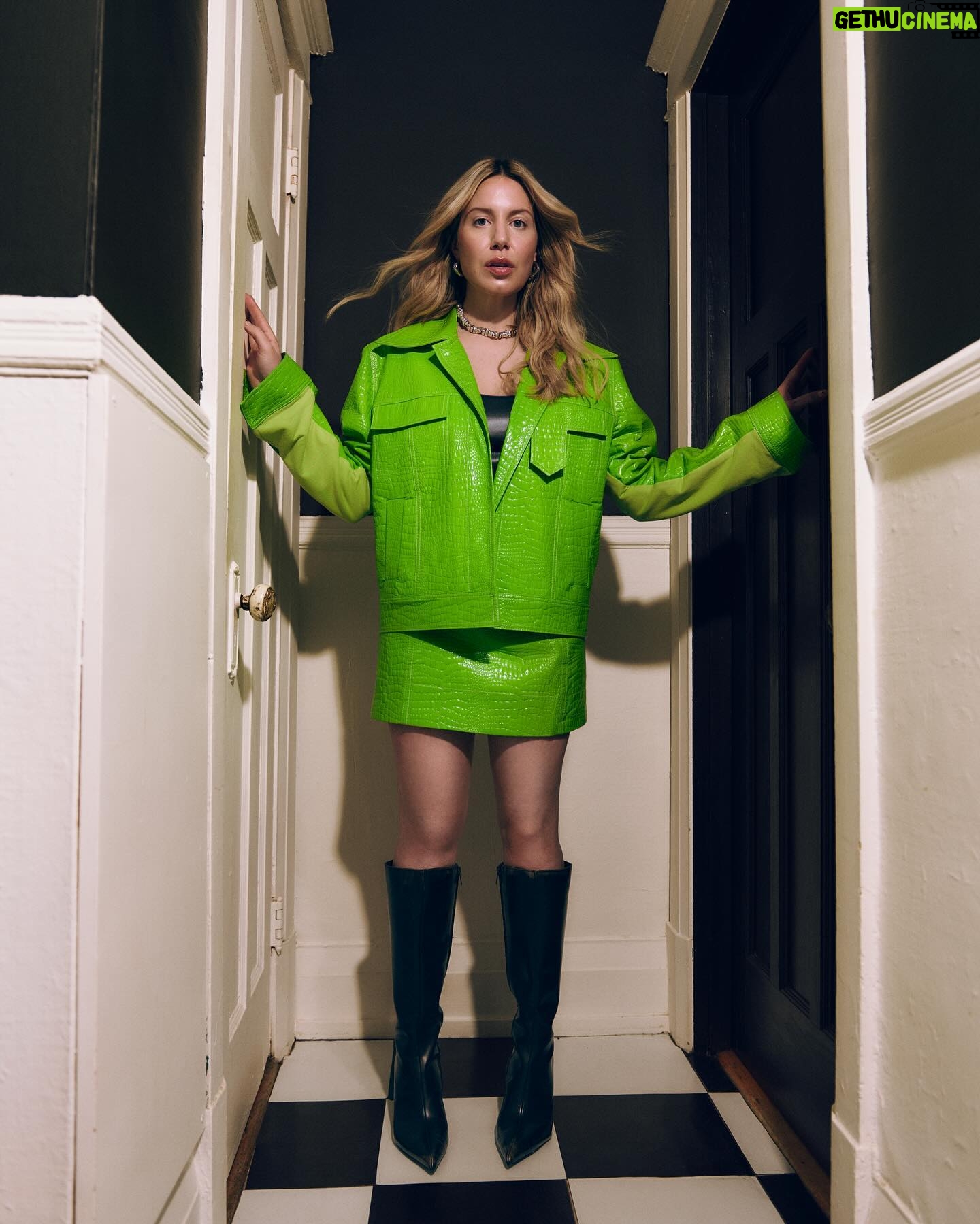 Magalie Lépine-Blondeau Instagram - La belle équipe Grâce à @boucherguillaume Pour @flanellemagazine Stylisme @lathe Mua @mayillah_ Assist @mathilde_gardonio Prod @katecanapi Merci @itsholyboy pour l’accueil