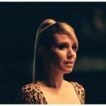 Magalie Lépine-Blondeau Instagram - Chantal 🐆. En 2017 Michel-Marc Bouchard nous faisait parvenir la première version de La Nuit où Laurier Gaudreault s’est réveillé. Aujourd’hui, la série du même nom est enfin disponible sur @clubillico & @canalplus Xavier, comment te dire merci. Il n’y a pas un plan qui ne traduise l’amour que tu portes à ton métier que tu maîtrises plus que jamais, pas un plan qui ne sollicite le déploiement gargantuesque de talent et de savoir-faire devant comme derrière la caméra pour donner vie à ces deux familles que rien, en apparence, ne destinait au malheur. Lorsque naît en nous naïvement le désir puissant d’exercer ce métier, c’est sans en comprendre les rouages complexes et fragiles qui permettent la naissance d’une œuvre assez significative pour vivre bien après nous; c’est bercé par l’ignorance feutrée qu’une telle œuvre ne se présentera possiblement jamais à nous. C’est donc le cœur gonflé d’une immense reconnaissance que je mesure ma chance. Xavier, tu as réuni autour de cette nuit où Laurier Gaudreault s’est réveillé plus de virtuosité que je n’en aie jamais côtoyée. Ton exigence n’a d’égal que la fierté que nous éprouvons tous, je crois, de prendre part à cette œuvre si dense où la tendresse et les liens humains tentent tant bien que mal de survivre au mensonge, à la trahison, à l’auto destruction, à l’intolérance et à la violence. Nancy, merci de croire au grandiose et à la démesure. André tu es un maître. Julie Éric Patrick Anne Xavier Julianne Jasmine Pierre-Gabriel Elijah Rosalie, vous avez toute mon admiration et ma tendresse. Laurier accompagne certains d’entre nous depuis plus de 5 ans. Il ne nous appartient désormais plus. J’espère qu’il connaîtra avec vous une belle vie. Photos @fredgervaisd P.s. Pis aussi Hans Zimmer m’a entendu chanter « Regarde-moi » 😂