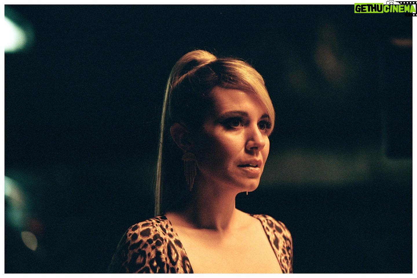 Magalie Lépine-Blondeau - 4.2K Likes - Chantal 🐆. En 2017 Michel-Marc Bouchard nous faisait parvenir la première version de La Nuit où Laurier Gaudreault s’est réveillé. Aujourd’hui, la série du même nom est enfin disponible sur @clubillico & @canalplus
Xavier, comment te dire merci. Il n’y a pas un plan qui ne traduise l’amour que tu portes à ton métier que tu maîtrises plus que jamais, pas un plan qui ne sollicite le déploiement gargantuesque de talent et de savoir-faire devant comme derrière la caméra pour donner vie à ces deux familles que rien, en apparence, ne destinait au malheur. Lorsque naît en nous naïvement le désir puissant d’exercer ce métier, c’est sans en comprendre les rouages complexes et fragiles qui permettent la naissance d’une œuvre assez significative pour vivre bien après nous; c’est bercé par l’ignorance feutrée qu’une telle œuvre ne se présentera possiblement jamais à nous. C’est donc le cœur gonflé d’une immense reconnaissance que je mesure ma chance.
Xavier, tu as réuni autour de cette nuit où Laurier Gaudreault s’est réveillé plus de virtuosité que je n’en aie jamais côtoyée. Ton exigence n’a d’égal que la fierté que nous éprouvons tous, je crois, de prendre part à cette œuvre si dense où la tendresse et les liens humains tentent tant bien que mal de survivre au mensonge, à la trahison, à l’auto destruction, à l’intolérance et à la violence.
Nancy, merci de croire au grandiose et à la démesure.
André tu es un maître.
Julie Éric Patrick Anne Xavier Julianne Jasmine Pierre-Gabriel Elijah Rosalie, vous avez toute mon admiration et ma tendresse.
Laurier accompagne certains d’entre nous depuis plus de 5 ans. Il ne nous appartient désormais plus. J’espère qu’il connaîtra avec vous une belle vie.
Photos @fredgervaisd
P.s. Pis aussi Hans Zimmer m’a entendu chanter « Regarde-moi » 😂