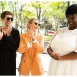 Magalie Lépine-Blondeau Instagram - Cette semaine s’est conclu le tournage de la dernière saison de sans rendez-vous. Marie-Andrée, merci d’avoir écrit Sarah, ses nombreux défauts et malheurs, mais aussi son empathie et ses justes conseils; tu m’as donné tant à jouer. Merci pour la truculence de tes mots et la beauté de ton cerveau et de façon plus importante encore, pour notre amitié. Je voudrais souvent vivre dans un monde écrit par toi. Il serait plus juste et plus drôle, il y aurait une place lumineuse pour chacun. Quelle chance d’avoir joué aux côtés d’acteurs dont le talent n’a d’égal que la gentillesse. Mes amis précieux, mes camarades d’amour, vous allez me manquer. Il nous faudra reprendre rendez-vous…. Merci Fabienne pour la confiance renouvelée. SRV m’a été salvatrice à tellement d’égards. Merci Patrice pour avoir maintenu le cap dans la joie malgré les (nombreux) défis à relever. « We’ve gots whats we’ves gaves » 😂 Merci à cette équipe de prestidigitateurs qui crée, éclaire, tire le point, maquille, coiffe, et accomplit des petits miracles au quotidien. Sans rv est une ode à toutes les amours. Elle traite avec humour et tendresse de nos travers, nos préjugés, nos biais, nos obsessions, de nos perversions et de la détresse lié.e.s à la sexualité et au relationnel. Elle parle aussi de famille. Celles souvent dysfonctionnelles et celles que l’on se crée, par amitié. Mon souhait est maintenant que l’on réserve à ceux.celles.ceuxes que l’on marginalise et stigmatise l’accueil qu’ont reçu les personnages de la série. La 3e et dernière saison sort à l’automne, en attendant, les deux premières sont toujours dispos sur @icitoutv 🏳️‍🌈🏳️‍⚧️👩🏾‍⚕️👨🏼‍🎤👩🏼‍🏫👩🏻‍🦽⚧️🚀
