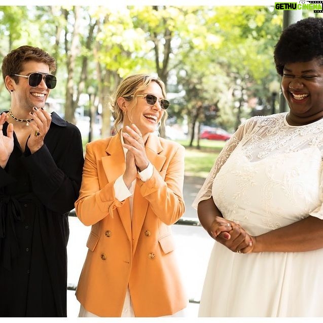 Magalie Lépine-Blondeau - 5.7K Likes - Cette semaine s’est conclu le tournage de la dernière saison de sans rendez-vous. Marie-Andrée, merci d’avoir écrit Sarah, ses nombreux défauts et malheurs, mais aussi son empathie et ses justes conseils; tu m’as donné tant à jouer. Merci pour la truculence de tes mots et la beauté de ton cerveau et de façon plus importante encore, pour notre amitié.
Je voudrais souvent vivre dans un monde écrit par toi. Il serait plus juste et plus drôle, il y aurait une place lumineuse pour chacun.
Quelle chance d’avoir joué aux côtés d’acteurs dont le talent n’a d’égal que la gentillesse. Mes amis précieux, mes camarades d’amour, vous allez me manquer. Il nous faudra reprendre rendez-vous….
Merci Fabienne pour la confiance renouvelée. SRV m’a été salvatrice à tellement d’égards.
Merci Patrice pour avoir maintenu le cap dans la joie malgré les (nombreux) défis à relever. « We’ve gots whats we’ves gaves » 😂
Merci à cette équipe de prestidigitateurs qui crée, éclaire, tire le point, maquille, coiffe, et accomplit des petits miracles au quotidien.
Sans rv est une ode à toutes les amours. Elle traite avec humour et tendresse de nos travers, nos préjugés, nos biais, nos obsessions, de nos perversions et de la détresse lié.e.s à la sexualité et au relationnel. Elle parle aussi de famille. Celles souvent dysfonctionnelles et celles que l’on se crée, par amitié.
Mon souhait est maintenant que l’on réserve à ceux.celles.ceuxes que l’on marginalise et stigmatise l’accueil qu’ont reçu les personnages de la série.
La 3e et dernière saison sort à l’automne, en attendant, les deux premières sont toujours dispos sur @icitoutv 🏳️🌈🏳️⚧️👩🏾⚕️👨🏼🎤👩🏼🏫👩🏻🦽⚧️🚀