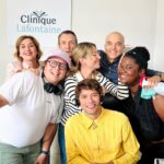 Magalie Lépine-Blondeau Instagram - Cette semaine s’est conclu le tournage de la dernière saison de sans rendez-vous. Marie-Andrée, merci d’avoir écrit Sarah, ses nombreux défauts et malheurs, mais aussi son empathie et ses justes conseils; tu m’as donné tant à jouer. Merci pour la truculence de tes mots et la beauté de ton cerveau et de façon plus importante encore, pour notre amitié. Je voudrais souvent vivre dans un monde écrit par toi. Il serait plus juste et plus drôle, il y aurait une place lumineuse pour chacun. Quelle chance d’avoir joué aux côtés d’acteurs dont le talent n’a d’égal que la gentillesse. Mes amis précieux, mes camarades d’amour, vous allez me manquer. Il nous faudra reprendre rendez-vous…. Merci Fabienne pour la confiance renouvelée. SRV m’a été salvatrice à tellement d’égards. Merci Patrice pour avoir maintenu le cap dans la joie malgré les (nombreux) défis à relever. « We’ve gots whats we’ves gaves » 😂 Merci à cette équipe de prestidigitateurs qui crée, éclaire, tire le point, maquille, coiffe, et accomplit des petits miracles au quotidien. Sans rv est une ode à toutes les amours. Elle traite avec humour et tendresse de nos travers, nos préjugés, nos biais, nos obsessions, de nos perversions et de la détresse lié.e.s à la sexualité et au relationnel. Elle parle aussi de famille. Celles souvent dysfonctionnelles et celles que l’on se crée, par amitié. Mon souhait est maintenant que l’on réserve à ceux.celles.ceuxes que l’on marginalise et stigmatise l’accueil qu’ont reçu les personnages de la série. La 3e et dernière saison sort à l’automne, en attendant, les deux premières sont toujours dispos sur @icitoutv 🏳️‍🌈🏳️‍⚧️👩🏾‍⚕️👨🏼‍🎤👩🏼‍🏫👩🏻‍🦽⚧️🚀
