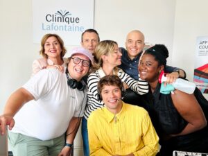 Magalie Lépine-Blondeau Instagram - Cette semaine s’est conclu le tournage de la dernière saison de sans rendez-vous. Marie-Andrée, merci d’avoir écrit Sarah, ses nombreux défauts et malheurs, mais aussi son empathie et ses justes conseils; tu m’as donné tant à jouer. Merci pour la truculence de tes mots et la beauté de ton cerveau et de façon plus importante encore, pour notre amitié. 
Je voudrais souvent vivre dans un monde écrit par toi. Il serait plus juste et plus drôle, il y aurait une place lumineuse pour chacun. 

Quelle chance d’avoir joué aux côtés d’acteurs dont le talent n’a d’égal que la gentillesse. Mes amis précieux, mes camarades d’amour, vous allez me manquer. Il nous faudra reprendre rendez-vous….
Merci Fabienne pour la confiance renouvelée. SRV m’a été salvatrice à tellement d’égards. 
Merci Patrice pour avoir maintenu le cap dans la joie malgré les (nombreux) défis à relever. « We’ve gots whats we’ves gaves » 😂

Merci à cette équipe de prestidigitateurs qui crée, éclaire, tire le point, maquille, coiffe, et accomplit des petits miracles au quotidien. 

Sans rv est une ode à toutes les amours. Elle traite avec humour et tendresse de nos travers, nos préjugés, nos biais, nos obsessions, de nos perversions et de la détresse lié.e.s à la sexualité et au relationnel. Elle parle aussi de famille. Celles souvent dysfonctionnelles et celles que l’on se crée, par amitié. 
Mon souhait est maintenant que l’on réserve à ceux.celles.ceuxes que l’on marginalise et stigmatise l’accueil qu’ont reçu les personnages de la série. 
La 3e et dernière saison sort à l’automne, en attendant, les deux premières sont toujours dispos sur @icitoutv 🏳️‍🌈🏳️‍⚧️👩🏾‍⚕️👨🏼‍🎤👩🏼‍🏫👩🏻‍🦽⚧️🚀