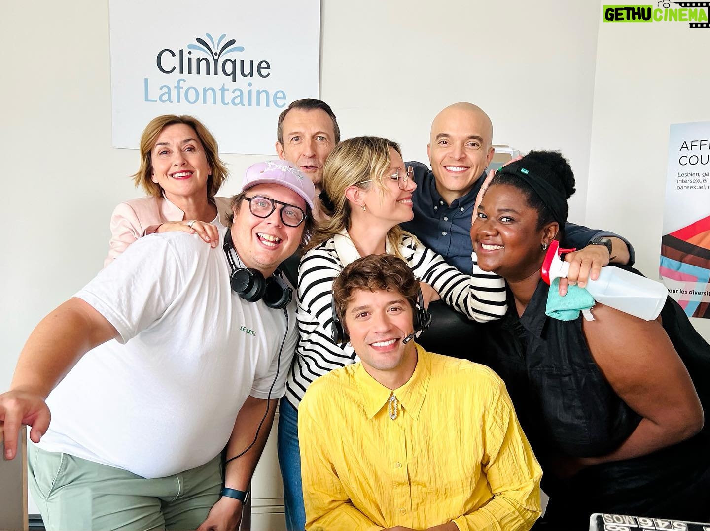 Magalie Lépine-Blondeau - 5.7K Likes - Cette semaine s’est conclu le tournage de la dernière saison de sans rendez-vous. Marie-Andrée, merci d’avoir écrit Sarah, ses nombreux défauts et malheurs, mais aussi son empathie et ses justes conseils; tu m’as donné tant à jouer. Merci pour la truculence de tes mots et la beauté de ton cerveau et de façon plus importante encore, pour notre amitié.
Je voudrais souvent vivre dans un monde écrit par toi. Il serait plus juste et plus drôle, il y aurait une place lumineuse pour chacun.
Quelle chance d’avoir joué aux côtés d’acteurs dont le talent n’a d’égal que la gentillesse. Mes amis précieux, mes camarades d’amour, vous allez me manquer. Il nous faudra reprendre rendez-vous….
Merci Fabienne pour la confiance renouvelée. SRV m’a été salvatrice à tellement d’égards.
Merci Patrice pour avoir maintenu le cap dans la joie malgré les (nombreux) défis à relever. « We’ve gots whats we’ves gaves » 😂
Merci à cette équipe de prestidigitateurs qui crée, éclaire, tire le point, maquille, coiffe, et accomplit des petits miracles au quotidien.
Sans rv est une ode à toutes les amours. Elle traite avec humour et tendresse de nos travers, nos préjugés, nos biais, nos obsessions, de nos perversions et de la détresse lié.e.s à la sexualité et au relationnel. Elle parle aussi de famille. Celles souvent dysfonctionnelles et celles que l’on se crée, par amitié.
Mon souhait est maintenant que l’on réserve à ceux.celles.ceuxes que l’on marginalise et stigmatise l’accueil qu’ont reçu les personnages de la série.
La 3e et dernière saison sort à l’automne, en attendant, les deux premières sont toujours dispos sur @icitoutv 🏳️🌈🏳️⚧️👩🏾⚕️👨🏼🎤👩🏼🏫👩🏻🦽⚧️🚀