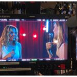 Magalie Lépine-Blondeau Instagram - Cette semaine s’est conclu le tournage de la dernière saison de sans rendez-vous. Marie-Andrée, merci d’avoir écrit Sarah, ses nombreux défauts et malheurs, mais aussi son empathie et ses justes conseils; tu m’as donné tant à jouer. Merci pour la truculence de tes mots et la beauté de ton cerveau et de façon plus importante encore, pour notre amitié. Je voudrais souvent vivre dans un monde écrit par toi. Il serait plus juste et plus drôle, il y aurait une place lumineuse pour chacun. Quelle chance d’avoir joué aux côtés d’acteurs dont le talent n’a d’égal que la gentillesse. Mes amis précieux, mes camarades d’amour, vous allez me manquer. Il nous faudra reprendre rendez-vous…. Merci Fabienne pour la confiance renouvelée. SRV m’a été salvatrice à tellement d’égards. Merci Patrice pour avoir maintenu le cap dans la joie malgré les (nombreux) défis à relever. « We’ve gots whats we’ves gaves » 😂 Merci à cette équipe de prestidigitateurs qui crée, éclaire, tire le point, maquille, coiffe, et accomplit des petits miracles au quotidien. Sans rv est une ode à toutes les amours. Elle traite avec humour et tendresse de nos travers, nos préjugés, nos biais, nos obsessions, de nos perversions et de la détresse lié.e.s à la sexualité et au relationnel. Elle parle aussi de famille. Celles souvent dysfonctionnelles et celles que l’on se crée, par amitié. Mon souhait est maintenant que l’on réserve à ceux.celles.ceuxes que l’on marginalise et stigmatise l’accueil qu’ont reçu les personnages de la série. La 3e et dernière saison sort à l’automne, en attendant, les deux premières sont toujours dispos sur @icitoutv 🏳️‍🌈🏳️‍⚧️👩🏾‍⚕️👨🏼‍🎤👩🏼‍🏫👩🏻‍🦽⚧️🚀