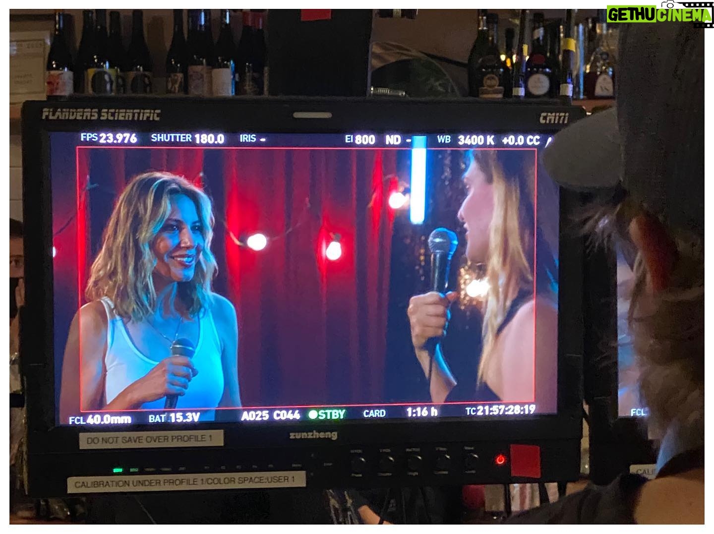 Magalie Lépine-Blondeau - 5.7K Likes - Cette semaine s’est conclu le tournage de la dernière saison de sans rendez-vous. Marie-Andrée, merci d’avoir écrit Sarah, ses nombreux défauts et malheurs, mais aussi son empathie et ses justes conseils; tu m’as donné tant à jouer. Merci pour la truculence de tes mots et la beauté de ton cerveau et de façon plus importante encore, pour notre amitié.
Je voudrais souvent vivre dans un monde écrit par toi. Il serait plus juste et plus drôle, il y aurait une place lumineuse pour chacun.
Quelle chance d’avoir joué aux côtés d’acteurs dont le talent n’a d’égal que la gentillesse. Mes amis précieux, mes camarades d’amour, vous allez me manquer. Il nous faudra reprendre rendez-vous….
Merci Fabienne pour la confiance renouvelée. SRV m’a été salvatrice à tellement d’égards.
Merci Patrice pour avoir maintenu le cap dans la joie malgré les (nombreux) défis à relever. « We’ve gots whats we’ves gaves » 😂
Merci à cette équipe de prestidigitateurs qui crée, éclaire, tire le point, maquille, coiffe, et accomplit des petits miracles au quotidien.
Sans rv est une ode à toutes les amours. Elle traite avec humour et tendresse de nos travers, nos préjugés, nos biais, nos obsessions, de nos perversions et de la détresse lié.e.s à la sexualité et au relationnel. Elle parle aussi de famille. Celles souvent dysfonctionnelles et celles que l’on se crée, par amitié.
Mon souhait est maintenant que l’on réserve à ceux.celles.ceuxes que l’on marginalise et stigmatise l’accueil qu’ont reçu les personnages de la série.
La 3e et dernière saison sort à l’automne, en attendant, les deux premières sont toujours dispos sur @icitoutv 🏳️🌈🏳️⚧️👩🏾⚕️👨🏼🎤👩🏼🏫👩🏻🦽⚧️🚀