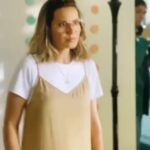 Magalie Lépine-Blondeau Instagram - Cette semaine s’est conclu le tournage de la dernière saison de sans rendez-vous. Marie-Andrée, merci d’avoir écrit Sarah, ses nombreux défauts et malheurs, mais aussi son empathie et ses justes conseils; tu m’as donné tant à jouer. Merci pour la truculence de tes mots et la beauté de ton cerveau et de façon plus importante encore, pour notre amitié. Je voudrais souvent vivre dans un monde écrit par toi. Il serait plus juste et plus drôle, il y aurait une place lumineuse pour chacun. Quelle chance d’avoir joué aux côtés d’acteurs dont le talent n’a d’égal que la gentillesse. Mes amis précieux, mes camarades d’amour, vous allez me manquer. Il nous faudra reprendre rendez-vous…. Merci Fabienne pour la confiance renouvelée. SRV m’a été salvatrice à tellement d’égards. Merci Patrice pour avoir maintenu le cap dans la joie malgré les (nombreux) défis à relever. « We’ve gots whats we’ves gaves » 😂 Merci à cette équipe de prestidigitateurs qui crée, éclaire, tire le point, maquille, coiffe, et accomplit des petits miracles au quotidien. Sans rv est une ode à toutes les amours. Elle traite avec humour et tendresse de nos travers, nos préjugés, nos biais, nos obsessions, de nos perversions et de la détresse lié.e.s à la sexualité et au relationnel. Elle parle aussi de famille. Celles souvent dysfonctionnelles et celles que l’on se crée, par amitié. Mon souhait est maintenant que l’on réserve à ceux.celles.ceuxes que l’on marginalise et stigmatise l’accueil qu’ont reçu les personnages de la série. La 3e et dernière saison sort à l’automne, en attendant, les deux premières sont toujours dispos sur @icitoutv 🏳️‍🌈🏳️‍⚧️👩🏾‍⚕️👨🏼‍🎤👩🏼‍🏫👩🏻‍🦽⚧️🚀