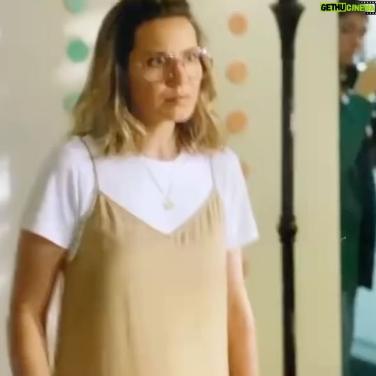 Magalie Lépine-Blondeau - 5.7K Likes - Cette semaine s’est conclu le tournage de la dernière saison de sans rendez-vous. Marie-Andrée, merci d’avoir écrit Sarah, ses nombreux défauts et malheurs, mais aussi son empathie et ses justes conseils; tu m’as donné tant à jouer. Merci pour la truculence de tes mots et la beauté de ton cerveau et de façon plus importante encore, pour notre amitié.
Je voudrais souvent vivre dans un monde écrit par toi. Il serait plus juste et plus drôle, il y aurait une place lumineuse pour chacun.
Quelle chance d’avoir joué aux côtés d’acteurs dont le talent n’a d’égal que la gentillesse. Mes amis précieux, mes camarades d’amour, vous allez me manquer. Il nous faudra reprendre rendez-vous….
Merci Fabienne pour la confiance renouvelée. SRV m’a été salvatrice à tellement d’égards.
Merci Patrice pour avoir maintenu le cap dans la joie malgré les (nombreux) défis à relever. « We’ve gots whats we’ves gaves » 😂
Merci à cette équipe de prestidigitateurs qui crée, éclaire, tire le point, maquille, coiffe, et accomplit des petits miracles au quotidien.
Sans rv est une ode à toutes les amours. Elle traite avec humour et tendresse de nos travers, nos préjugés, nos biais, nos obsessions, de nos perversions et de la détresse lié.e.s à la sexualité et au relationnel. Elle parle aussi de famille. Celles souvent dysfonctionnelles et celles que l’on se crée, par amitié.
Mon souhait est maintenant que l’on réserve à ceux.celles.ceuxes que l’on marginalise et stigmatise l’accueil qu’ont reçu les personnages de la série.
La 3e et dernière saison sort à l’automne, en attendant, les deux premières sont toujours dispos sur @icitoutv 🏳️🌈🏳️⚧️👩🏾⚕️👨🏼🎤👩🏼🏫👩🏻🦽⚧️🚀