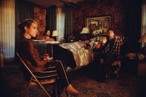 Magalie Lépine-Blondeau Instagram - Chantal 🐆. En 2017 Michel-Marc Bouchard nous faisait parvenir la première version de La Nuit où Laurier Gaudreault s’est réveillé. Aujourd’hui, la série du même nom est enfin disponible sur @clubillico & @canalplus 
Xavier, comment te dire merci. Il n’y a pas un plan qui ne traduise l’amour que tu portes à ton métier que tu maîtrises plus que jamais, pas un plan qui ne sollicite le déploiement gargantuesque de talent et de savoir-faire devant comme derrière la caméra pour donner vie à ces deux familles que rien, en apparence, ne destinait au malheur. Lorsque naît en nous naïvement le désir puissant d’exercer ce métier, c’est sans en comprendre les rouages complexes et fragiles qui permettent la naissance d’une œuvre assez significative pour vivre bien après nous; c’est bercé par l’ignorance feutrée qu’une telle œuvre ne se présentera possiblement jamais à nous. C’est donc le cœur gonflé d’une immense reconnaissance que je mesure ma chance. 
Xavier, tu as réuni autour de cette nuit où Laurier Gaudreault s’est réveillé plus de virtuosité que je n’en aie jamais côtoyée. Ton exigence n’a d’égal que la fierté que nous éprouvons tous, je crois, de prendre part à cette œuvre si dense où la tendresse et les liens humains tentent tant bien que mal de survivre au mensonge, à la trahison, à l’auto destruction, à l’intolérance et à la violence. 
Nancy, merci de croire au grandiose et à la démesure. 
André tu es un maître. 
Julie Éric Patrick Anne Xavier Julianne Jasmine Pierre-Gabriel Elijah Rosalie, vous avez toute mon admiration et ma tendresse.
Laurier accompagne certains d’entre nous depuis plus de 5 ans. Il ne nous appartient désormais plus. J’espère qu’il connaîtra avec vous une belle vie. 

Photos @fredgervaisd

P.s. Pis aussi Hans Zimmer m’a entendu chanter « Regarde-moi » 😂
