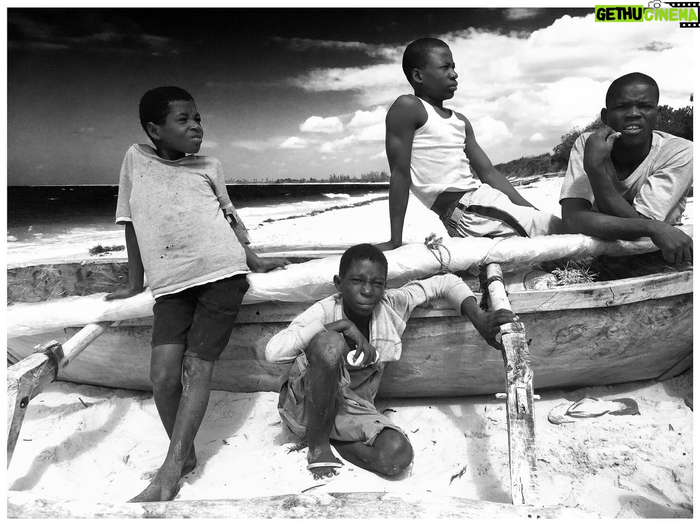 Magalie Lépine-Blondeau - 2.7K Likes - À titre de porte-parole de la 16e édition de @expoworldpressphotomtl , j’y présenterai moi-même une expo.
« Je ne suis ni journaliste ni photographe. Mais j’aime depuis toujours l’œil attentif et sensible qui s’attarde à voir, à comprendre, à capter; la beauté, l’éphémère, l’Autre. Mon métier me fait en partie exister par et dans cet œil, et lorsqu’il m’arrive de photographier les gens qui croisent mon chemin, j’essaie de poser sur eux le regard tendre et respectueux que j’aimerais qu’on ait à mon égard. Je vois dans chacun de ces portraits une confiance accordée, un échange au delà des mots.
Avec le privilège que s’offre le.la voyageur.se, vient celui de voir le monde se déployer, mais aussi changer, se dérober, sous ses yeux. C’est un privilège dont certains paient durement le prix. L’impact du tourisme sur les écosystèmes, tant naturels que culturels, peut avoir des effets aussi positifs que terribles. Et si je dois à mes voyages et mes rencontres une ouverture et une meilleure compréhension du monde et de moi-même, je suis consciente de la responsabilité qui pèse sur celui ou celle qui, en s’abreuvant à la beauté inestimable de cette planète, peut simultanément participer à son effritement.
Et si la photo confère à ces instants parfois furtifs ou même volés, quelque chose d’éternel, ce dont ils témoignent n’en est pas plus à l’abri de s’estomper, voire même de s’éteindre.
Je vous partage donc humblement, avec une émotion non contenue, ce dont j’ai eu la chance inouïe d’être témoin. Des bribes de ma vie, de mes vies, de vies, ailleurs. »
📷Au Marché Bonsecours, du 30 août au 15 octobre