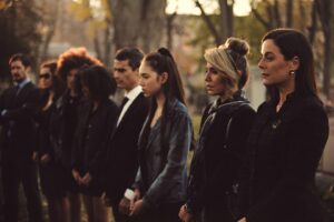 Magalie Lépine-Blondeau Instagram - Chantal 🐆. En 2017 Michel-Marc Bouchard nous faisait parvenir la première version de La Nuit où Laurier Gaudreault s’est réveillé. Aujourd’hui, la série du même nom est enfin disponible sur @clubillico & @canalplus 
Xavier, comment te dire merci. Il n’y a pas un plan qui ne traduise l’amour que tu portes à ton métier que tu maîtrises plus que jamais, pas un plan qui ne sollicite le déploiement gargantuesque de talent et de savoir-faire devant comme derrière la caméra pour donner vie à ces deux familles que rien, en apparence, ne destinait au malheur. Lorsque naît en nous naïvement le désir puissant d’exercer ce métier, c’est sans en comprendre les rouages complexes et fragiles qui permettent la naissance d’une œuvre assez significative pour vivre bien après nous; c’est bercé par l’ignorance feutrée qu’une telle œuvre ne se présentera possiblement jamais à nous. C’est donc le cœur gonflé d’une immense reconnaissance que je mesure ma chance. 
Xavier, tu as réuni autour de cette nuit où Laurier Gaudreault s’est réveillé plus de virtuosité que je n’en aie jamais côtoyée. Ton exigence n’a d’égal que la fierté que nous éprouvons tous, je crois, de prendre part à cette œuvre si dense où la tendresse et les liens humains tentent tant bien que mal de survivre au mensonge, à la trahison, à l’auto destruction, à l’intolérance et à la violence. 
Nancy, merci de croire au grandiose et à la démesure. 
André tu es un maître. 
Julie Éric Patrick Anne Xavier Julianne Jasmine Pierre-Gabriel Elijah Rosalie, vous avez toute mon admiration et ma tendresse.
Laurier accompagne certains d’entre nous depuis plus de 5 ans. Il ne nous appartient désormais plus. J’espère qu’il connaîtra avec vous une belle vie. 

Photos @fredgervaisd

P.s. Pis aussi Hans Zimmer m’a entendu chanter « Regarde-moi » 😂