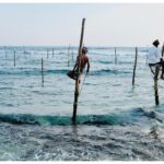 Magalie Lépine-Blondeau Instagram - À titre de porte-parole de la 16e édition de @expoworldpressphotomtl , j’y présenterai moi-même une expo. « Je ne suis ni journaliste ni photographe. Mais j’aime depuis toujours l’œil attentif et sensible qui s’attarde à voir, à comprendre, à capter; la beauté, l’éphémère, l’Autre. Mon métier me fait en partie exister par et dans cet œil, et lorsqu’il m’arrive de photographier les gens qui croisent mon chemin, j’essaie de poser sur eux le regard tendre et respectueux que j’aimerais qu’on ait à mon égard. Je vois dans chacun de ces portraits une confiance accordée, un échange au delà des mots. Avec le privilège que s’offre le.la voyageur.se, vient celui de voir le monde se déployer, mais aussi changer, se dérober, sous ses yeux. C’est un privilège dont certains paient durement le prix. L’impact du tourisme sur les écosystèmes, tant naturels que culturels, peut avoir des effets aussi positifs que terribles. Et si je dois à mes voyages et mes rencontres une ouverture et une meilleure compréhension du monde et de moi-même, je suis consciente de la responsabilité qui pèse sur celui ou celle qui, en s’abreuvant à la beauté inestimable de cette planète, peut simultanément participer à son effritement. Et si la photo confère à ces instants parfois furtifs ou même volés, quelque chose d’éternel, ce dont ils témoignent n’en est pas plus à l’abri de s’estomper, voire même de s’éteindre. Je vous partage donc humblement, avec une émotion non contenue, ce dont j’ai eu la chance inouïe d’être témoin. Des bribes de ma vie, de mes vies, de vies, ailleurs. » 📷Au Marché Bonsecours, du 30 août au 15 octobre