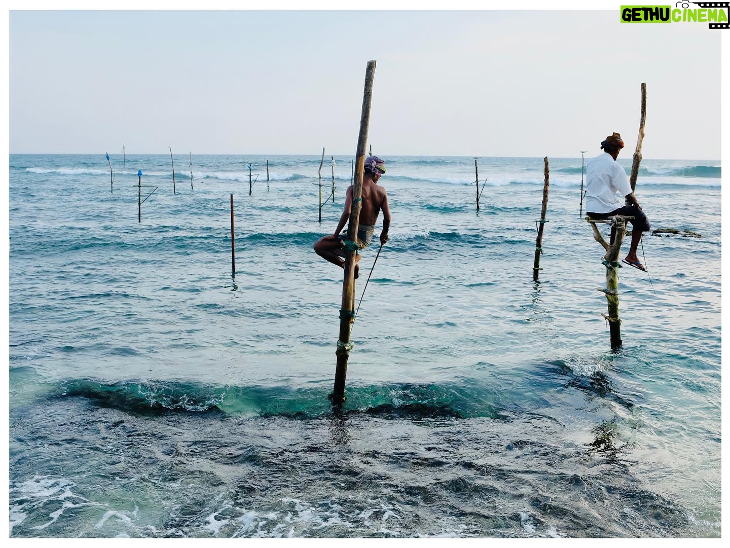 Magalie Lépine-Blondeau - 2.7K Likes - À titre de porte-parole de la 16e édition de @expoworldpressphotomtl , j’y présenterai moi-même une expo.
« Je ne suis ni journaliste ni photographe. Mais j’aime depuis toujours l’œil attentif et sensible qui s’attarde à voir, à comprendre, à capter; la beauté, l’éphémère, l’Autre. Mon métier me fait en partie exister par et dans cet œil, et lorsqu’il m’arrive de photographier les gens qui croisent mon chemin, j’essaie de poser sur eux le regard tendre et respectueux que j’aimerais qu’on ait à mon égard. Je vois dans chacun de ces portraits une confiance accordée, un échange au delà des mots.
Avec le privilège que s’offre le.la voyageur.se, vient celui de voir le monde se déployer, mais aussi changer, se dérober, sous ses yeux. C’est un privilège dont certains paient durement le prix. L’impact du tourisme sur les écosystèmes, tant naturels que culturels, peut avoir des effets aussi positifs que terribles. Et si je dois à mes voyages et mes rencontres une ouverture et une meilleure compréhension du monde et de moi-même, je suis consciente de la responsabilité qui pèse sur celui ou celle qui, en s’abreuvant à la beauté inestimable de cette planète, peut simultanément participer à son effritement.
Et si la photo confère à ces instants parfois furtifs ou même volés, quelque chose d’éternel, ce dont ils témoignent n’en est pas plus à l’abri de s’estomper, voire même de s’éteindre.
Je vous partage donc humblement, avec une émotion non contenue, ce dont j’ai eu la chance inouïe d’être témoin. Des bribes de ma vie, de mes vies, de vies, ailleurs. »
📷Au Marché Bonsecours, du 30 août au 15 octobre