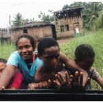Magalie Lépine-Blondeau Instagram - À titre de porte-parole de la 16e édition de @expoworldpressphotomtl , j’y présenterai moi-même une expo. « Je ne suis ni journaliste ni photographe. Mais j’aime depuis toujours l’œil attentif et sensible qui s’attarde à voir, à comprendre, à capter; la beauté, l’éphémère, l’Autre. Mon métier me fait en partie exister par et dans cet œil, et lorsqu’il m’arrive de photographier les gens qui croisent mon chemin, j’essaie de poser sur eux le regard tendre et respectueux que j’aimerais qu’on ait à mon égard. Je vois dans chacun de ces portraits une confiance accordée, un échange au delà des mots. Avec le privilège que s’offre le.la voyageur.se, vient celui de voir le monde se déployer, mais aussi changer, se dérober, sous ses yeux. C’est un privilège dont certains paient durement le prix. L’impact du tourisme sur les écosystèmes, tant naturels que culturels, peut avoir des effets aussi positifs que terribles. Et si je dois à mes voyages et mes rencontres une ouverture et une meilleure compréhension du monde et de moi-même, je suis consciente de la responsabilité qui pèse sur celui ou celle qui, en s’abreuvant à la beauté inestimable de cette planète, peut simultanément participer à son effritement. Et si la photo confère à ces instants parfois furtifs ou même volés, quelque chose d’éternel, ce dont ils témoignent n’en est pas plus à l’abri de s’estomper, voire même de s’éteindre. Je vous partage donc humblement, avec une émotion non contenue, ce dont j’ai eu la chance inouïe d’être témoin. Des bribes de ma vie, de mes vies, de vies, ailleurs. » 📷Au Marché Bonsecours, du 30 août au 15 octobre