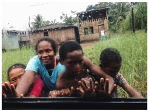 Magalie Lépine-Blondeau Instagram - À titre de porte-parole de la 16e édition de @expoworldpressphotomtl , j’y présenterai moi-même une expo. 

« Je ne suis ni journaliste ni photographe. Mais j’aime depuis toujours l’œil attentif et sensible qui s’attarde à voir, à comprendre, à capter; la beauté, l’éphémère, l’Autre. Mon métier me fait en partie exister par et dans cet œil, et lorsqu’il m’arrive de photographier les gens qui croisent mon chemin, j’essaie de poser sur eux le regard tendre et respectueux que j’aimerais qu’on ait à mon égard. Je vois dans chacun de ces portraits une confiance accordée, un échange au delà des mots. 
Avec le privilège que s’offre le.la voyageur.se, vient celui de voir le monde se déployer, mais aussi changer, se dérober, sous ses yeux. C’est un privilège dont certains paient durement le prix. L’impact du tourisme sur les écosystèmes, tant naturels que culturels, peut avoir des effets aussi positifs que terribles. Et si je dois à mes voyages et mes rencontres une ouverture et une meilleure compréhension du monde et de moi-même, je suis consciente de la responsabilité qui pèse sur celui ou celle qui, en s’abreuvant à la beauté inestimable de cette planète, peut simultanément participer à son effritement. 
Et si la photo confère à ces instants parfois furtifs ou même volés, quelque chose d’éternel, ce dont ils témoignent n’en est pas plus à l’abri de s’estomper, voire même de s’éteindre.
Je vous partage donc humblement, avec une émotion non contenue, ce dont j’ai eu la chance inouïe d’être témoin. Des bribes de ma vie, de mes vies, de vies, ailleurs. »

📷Au Marché Bonsecours, du 30 août au 15 octobre
