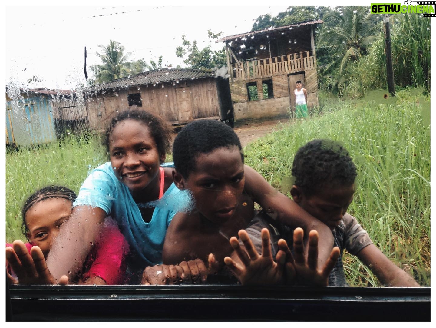 Magalie Lépine-Blondeau - 2.7K Likes - À titre de porte-parole de la 16e édition de @expoworldpressphotomtl , j’y présenterai moi-même une expo.
« Je ne suis ni journaliste ni photographe. Mais j’aime depuis toujours l’œil attentif et sensible qui s’attarde à voir, à comprendre, à capter; la beauté, l’éphémère, l’Autre. Mon métier me fait en partie exister par et dans cet œil, et lorsqu’il m’arrive de photographier les gens qui croisent mon chemin, j’essaie de poser sur eux le regard tendre et respectueux que j’aimerais qu’on ait à mon égard. Je vois dans chacun de ces portraits une confiance accordée, un échange au delà des mots.
Avec le privilège que s’offre le.la voyageur.se, vient celui de voir le monde se déployer, mais aussi changer, se dérober, sous ses yeux. C’est un privilège dont certains paient durement le prix. L’impact du tourisme sur les écosystèmes, tant naturels que culturels, peut avoir des effets aussi positifs que terribles. Et si je dois à mes voyages et mes rencontres une ouverture et une meilleure compréhension du monde et de moi-même, je suis consciente de la responsabilité qui pèse sur celui ou celle qui, en s’abreuvant à la beauté inestimable de cette planète, peut simultanément participer à son effritement.
Et si la photo confère à ces instants parfois furtifs ou même volés, quelque chose d’éternel, ce dont ils témoignent n’en est pas plus à l’abri de s’estomper, voire même de s’éteindre.
Je vous partage donc humblement, avec une émotion non contenue, ce dont j’ai eu la chance inouïe d’être témoin. Des bribes de ma vie, de mes vies, de vies, ailleurs. »
📷Au Marché Bonsecours, du 30 août au 15 octobre