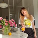 Magdalena Lamparska Instagram – Najlepsze na ukojenie zmęczonych zmysłów jest praca z nimi. Zapach skórki z cytryny, tekstura mąki migdałowej, dźwięk topionego masła…

To mój powrót do obfitości wewnętrznej. Tak bardzo się cieszę, jak piszecie do mnie z prośbą o kolejne przepisy. Babka w formie powstała z miłości do dzielenia się z bliskimi czasem, uwagą, przyjemnością. 

Niedługo święta, zostawiam tutaj dla Was przepis last minute. Obłędnie cytrynowa, migdałowa, maślana babka z kremem cytrynowym na wierzchu. Słodko kwaśna. Krucha. Delikatna… 

Składniki:
4 jajka
2/3 szklanki cukru białego 
1/3 szklanki cukru brązowego 
1 szklanka mąki
1/3 szklanki mąki migdałowej
1 łyżeczka proszku do pieczenia
Skórka z cytryny
Sok z połowy cytryny
200 g palonego masła

Krem:
100g mascarpone
200 g serka kremowego 
Cukier puder 
Sok z połowy cytryny 
Skórka z połowy cytryny

Jajka ubijamy z cukrem i skórką z cytryny. Dodajemy mąki, proszek do pieczenia, roztopione podpalone masło, sok z cytryny.

Pieczemy w 175 stopniach 45-50 min 🤍

Jak wystygnie, bo może nie doczekać to sparujemy kremem. Ach do kawki, do herbatki, idealna 🍋

Dajcie znać jak Wam smakuje. Ja już czuję wiosnę i nie mogę się doczekać kiedy zrobię ten przepis z cytryn z mojej siostry ogrodu. 🍋

#wielkanoc #inspiracjedomowe #babkawformie #babkacytrynowa