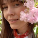 Magdalena Lamparska Instagram - Lubię dbać o siebie i o swoją skórę. W codziennej pielęgnacji przeciwzmarszczkowej najważniejsze jest dla mnie nawilżenie i ochrona przeciwsłoneczna. EucerinHyaluron-Filler to przeciwzmarszczkowy krem nawilżający na dzień z SPF30. Zaufałam @eucerin_polska , bo cenię dermokosmetyki za ich badania kliniczne. Produkt zwiększa produkcję kwasu hialuronowego w skórze aż o 200%*, a 98% badanych potwierdza, że odmładza wygląd skóry.** Dzięki niemu skóra jest promienna, wygląda młodziej i ma ten blask! A Ty? Jak dbasz o swoją skórę na co dzień? Wszystkie dermokosmetyki marki @eucerin_polska znajdziecie w @superpharmpoland #Eucerin #EucerinPolska #HyaluronFiller #DermatologicznaPielęgnacjaSkóry #skóradojrzała #zmarszczki #współpracareklamowa *in vitro **Badanie produktu w użyciu (PiU) przeprowadzono z udziałem 120 kobiet w wieku od 25 do 55 lat. Powyższe wyniki odnotowano po czterech tygodniach stosowania.