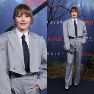 Magdalena Lamparska Instagram - Co to było za wydarzenie kulturalne! Premiera serialu Rojst Millenium w reżyserii @jan_holoubek 

Gratulacje dla wszystkich twórców! Od 28 lutego na @netflixpl @netflix ✨ Nie możecie tego przegapić! 

📷 @east_news 

Ps. Krawat pożyczyłam od męża  @bartekosumek 

#rojstmillenium #premiere