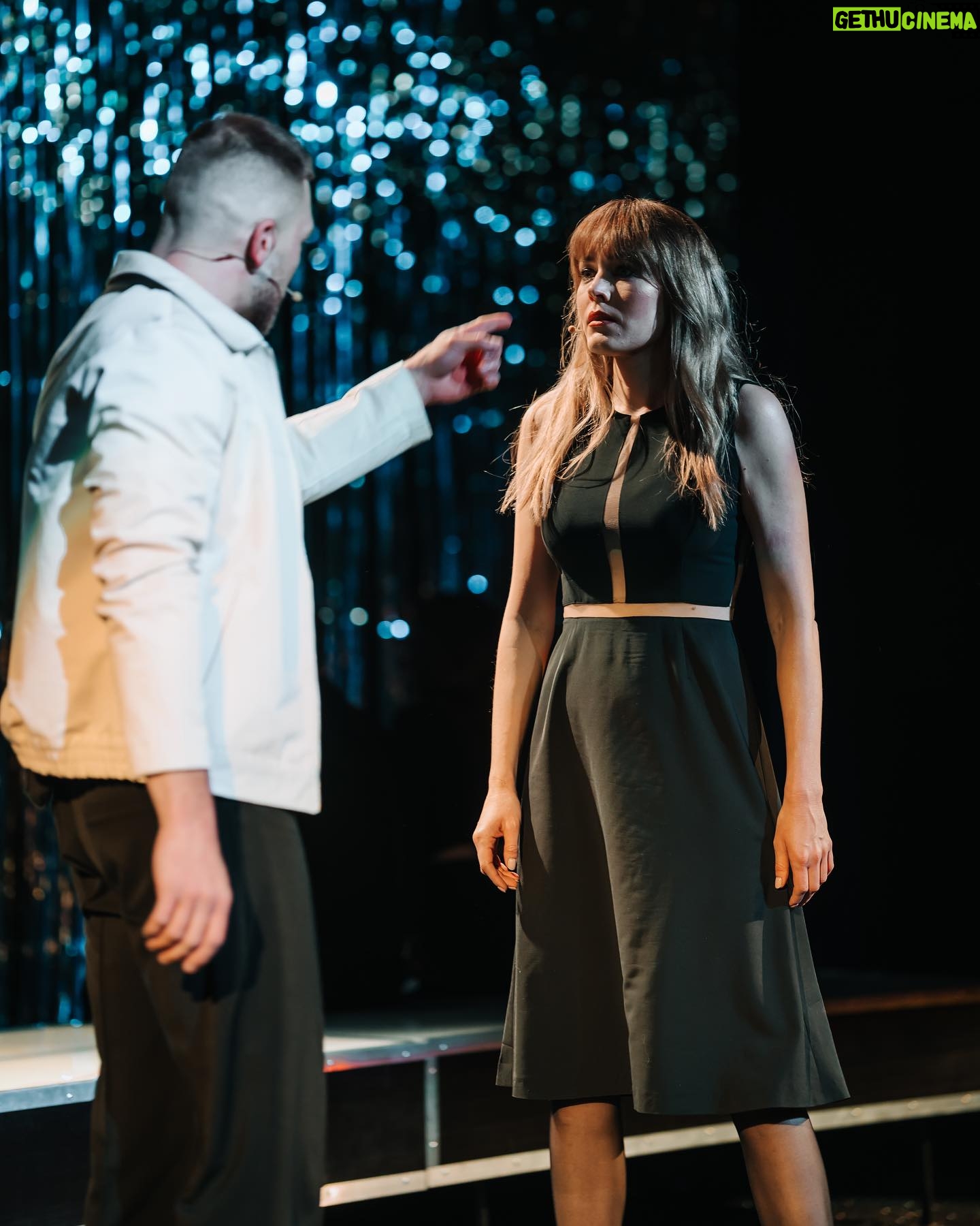 Magdalena Lamparska Instagram - NIENASYCENI ❤️🔥 Gramy już dziś i jutro!👇🏼 4.05 SOBOTA 19:00 - SOLD OUT 🔥 6.05 NIEDZIELA 18:00 - link do OSTATNICH BILETÓW w BIO! Kolejne terminy: 30.05, 22.06, 23.06 ⬅️ 10/10 ⭐️ „Bardzo fajny spektakl, skłaniający do refleksji i pozostający z widzem na długo po wyjściu z teatru. Gra aktorska fenomenalną. Atmosfera jaką zbudowali aktorzy sprawiła, że czułam się jakbym była w tej historii razem z nimi.” 10/10 ⭐️ „Wspaniałe przeżycie! Cudowna gra aktorska, tak bardzo prawdziwy, życiowy spektakl!” 10/10 ⭐️ „Bardzo dobry spektakl, jeden z najlepszych jakie ostatnie widzialam!” #garnizonsztuki #majowkawwarszawie #teatr #spektaklteatralny