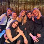 Magdalena Lamparska Instagram - Nienasyceni to złoty czas, tak jak nasza dekoracja. ✨ Z Wami Kochani to jest największa przyjemność 🤍 Dziękujemy wspaniałej publiczności w Łodzi ☀️ @olgaboladz_official @vanessaalxndr @jakub.sasak @piotr_witkowski_ @maciej_zakoscielny @garnizonsztuki_teatr