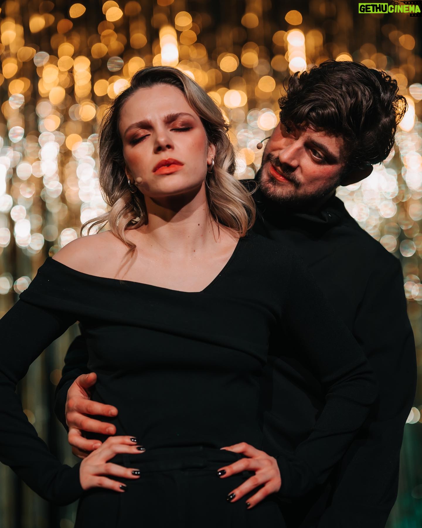 Magdalena Lamparska Instagram - NIENASYCENI ❤️🔥 Gramy już dziś i jutro!👇🏼 4.05 SOBOTA 19:00 - SOLD OUT 🔥 6.05 NIEDZIELA 18:00 - link do OSTATNICH BILETÓW w BIO! Kolejne terminy: 30.05, 22.06, 23.06 ⬅️ 10/10 ⭐️ „Bardzo fajny spektakl, skłaniający do refleksji i pozostający z widzem na długo po wyjściu z teatru. Gra aktorska fenomenalną. Atmosfera jaką zbudowali aktorzy sprawiła, że czułam się jakbym była w tej historii razem z nimi.” 10/10 ⭐️ „Wspaniałe przeżycie! Cudowna gra aktorska, tak bardzo prawdziwy, życiowy spektakl!” 10/10 ⭐️ „Bardzo dobry spektakl, jeden z najlepszych jakie ostatnie widzialam!” #garnizonsztuki #majowkawwarszawie #teatr #spektaklteatralny