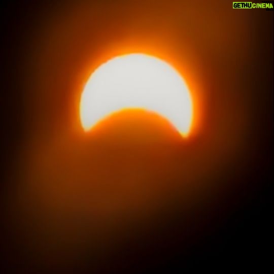 Magdalena Lamparska Instagram - Ostatni dzień pobytu i poranny spektakl na niebie🌞 Dużo podczas tego pobytu działo się właśnie na kalifornijskim niebie...wschody i zachody słońca, start rakiety i częściowe zaćmienie. Dużo wrażeń dla Młodych podróżników😍 i dla nas rodziców😁 Wypoczęci, zrelaksowani z masą pozytywnej energii wracamy do pracy💥 #ZaćmienieSłońca #LosAngeles #HavingFam #RodzinnePodróże #WDrodze