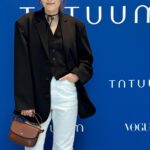 Magdalena Lamparska Instagram - Zabieram Was dzisiaj na wyjątkowe wydarzenie i prezentację najnowszej kolekcji marki @tatuum_official wraz z wyjątkową artystką, która jest znana na całym świecie pod pseudonimem KOKETIT. @koketit po francusku znaczy zalotna. Limitowana kapsuła TATUUM i KOKETIT to modowa opowieść o kreatywności i wolności. Zbudowana została na naturalnych materiałach: lnie i bawełnie. W swoich pracach Koketit celebruje kobiecość i naturę. Jak sama mówi artystka: na co dzień flirtuje z pomysłami, a jej płótnem jest świat. Jest to wyjątkowe połączenie szlachetności tkanin, głębi kolorów, wolności wyrażenia siebie. To właśnie tworzy opowieść o kobiecie TATUUM. Kobiecie, która ceni jakość, chłonie sztukę, oddycha pełną piersią i podąża własną ścieżką. Jej piękno tkwi w unikalności. Kolekcja ta jest pełna detali, w obszernej gamie akcesoriów i dodatków. Stroje kąpielowe, kapelusze, chusty, torby, okulary i wyjątkowa biżuteria inspirowana pracami Koketit dają nieograniczony wachlarz możliwości w kreacji modowej, podkreślając osobowość tej kobiety, która je nosi. TATUUM X KOKETIT @tatuum_official #koketit #premiera #lato Współpraca płatna