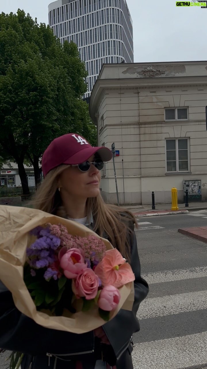 Magdalena Lamparska Instagram - Jeśli nic nie zmienisz, nic się nie zmieni. To zdanie jest ze mną długo. Lubię realnie patrzeć na wykonywane kroki. Lubię się zatrzymać i zobaczyć czy wybrany kierunek jest dobry. Branie odpowiedzialności za wybraną drogę ma sens. #onmyway