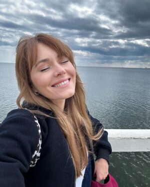 Magdalena Lamparska Instagram - Hollywoodzki uśmiech tylko w @baltic_ortho_clinic ⭐️

To była najlepsza decyzja, żeby w dorosłym życiu skorzystać z niewidocznej opcji leczenia ortodontycznego metodą Invisalign. Podziękowania dla całego zespołu i doktor Kariny Pyc - Choduń. 

#hollywoodsmile #ortodonta #invisalign #współpracareklamowa
