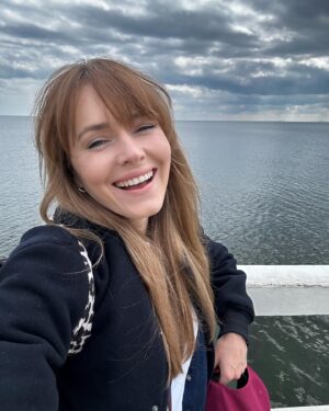 Magdalena Lamparska Instagram - Hollywoodzki uśmiech tylko w @baltic_ortho_clinic ⭐️

To była najlepsza decyzja, żeby w dorosłym życiu skorzystać z niewidocznej opcji leczenia ortodontycznego metodą Invisalign. Podziękowania dla całego zespołu i doktor Kariny Pyc - Choduń. 

#hollywoodsmile #ortodonta #invisalign #współpracareklamowa